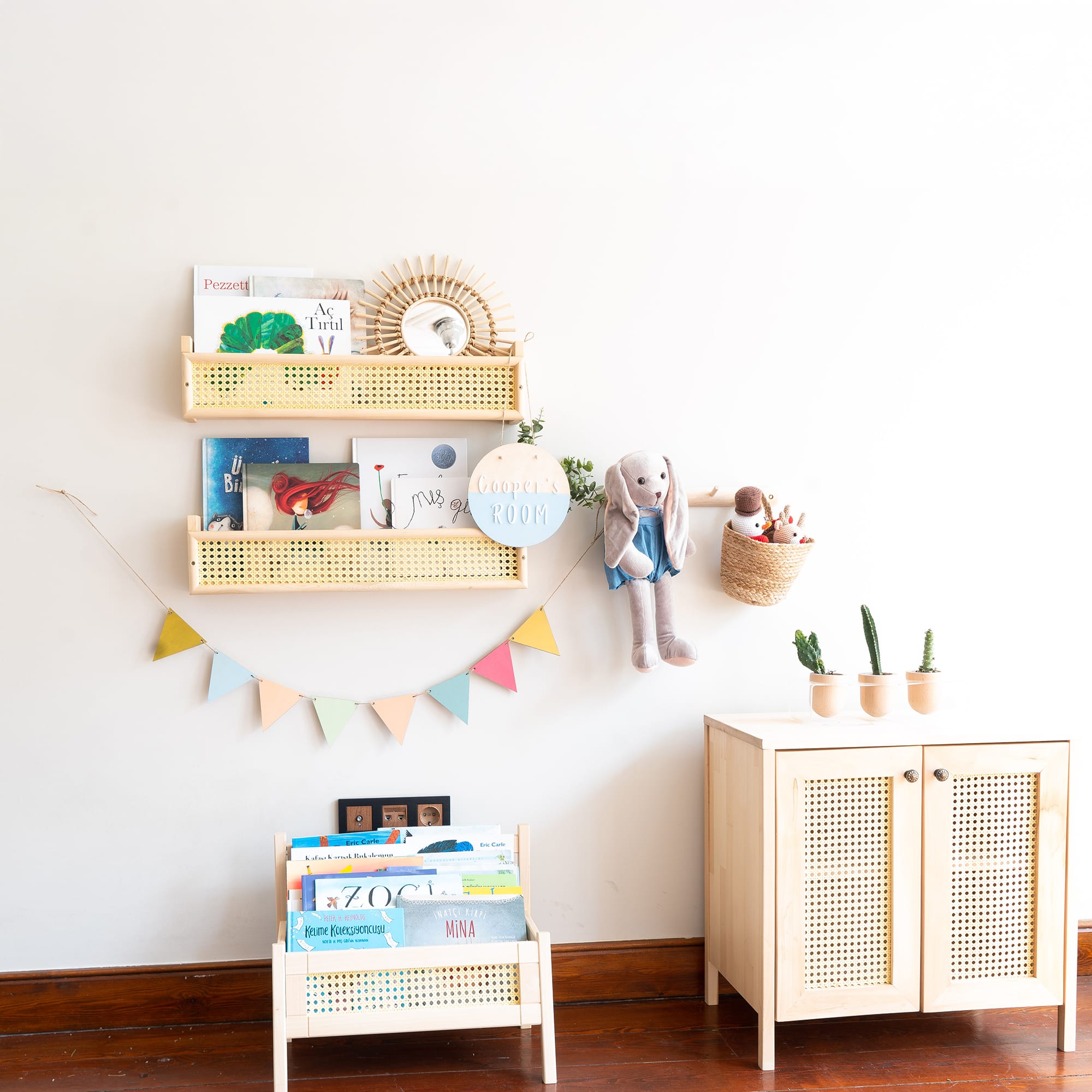 DOĞAL AHŞAP HAZERAN RATTAN DUVAR RAFI ŞIK ÇOCUK ODASI MONTESSORI KİTAPLIK