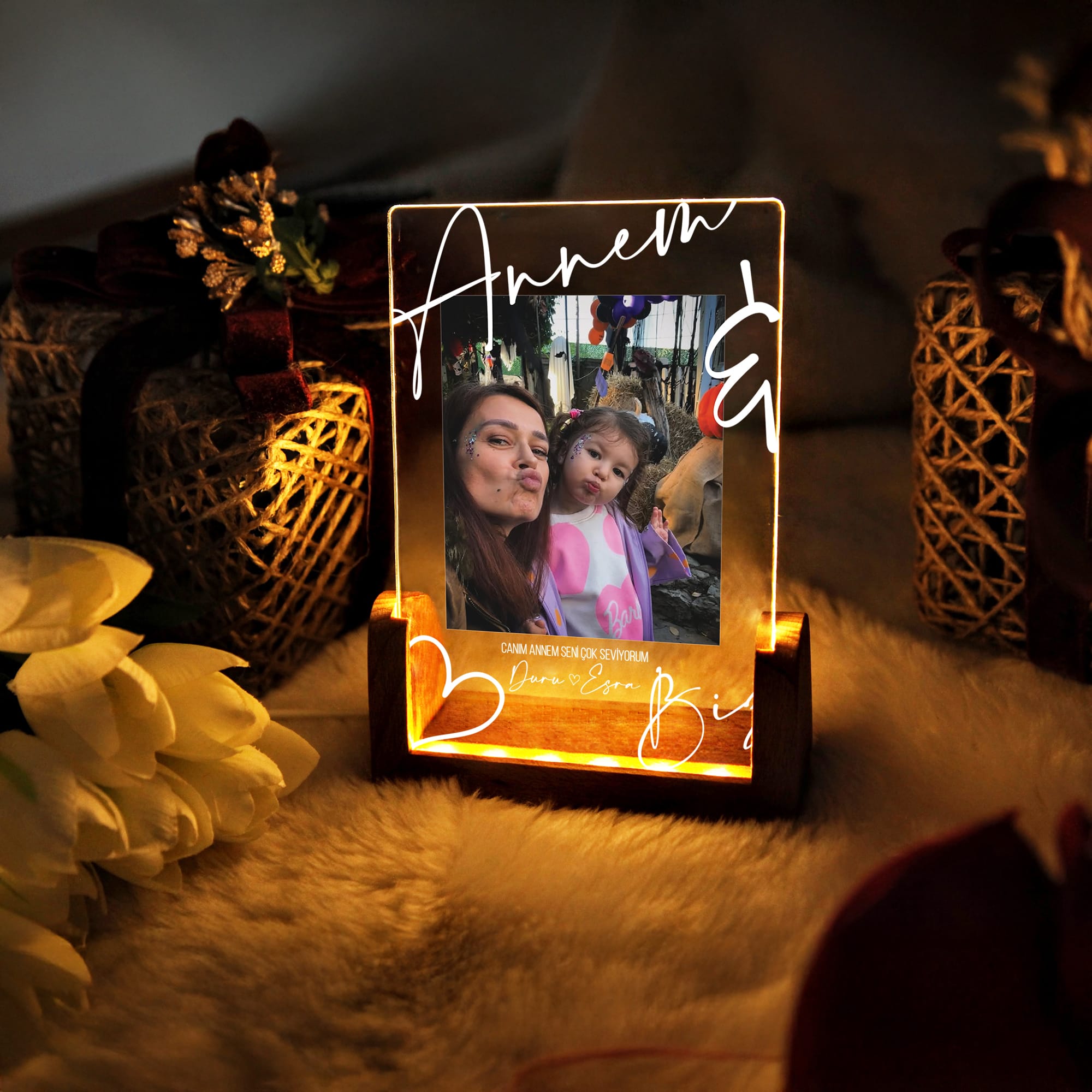 KİŞİYE ÖZEL DİKEY FOTOĞRAFLI "ANNEM VE BİZ" LED GECE LAMBASI