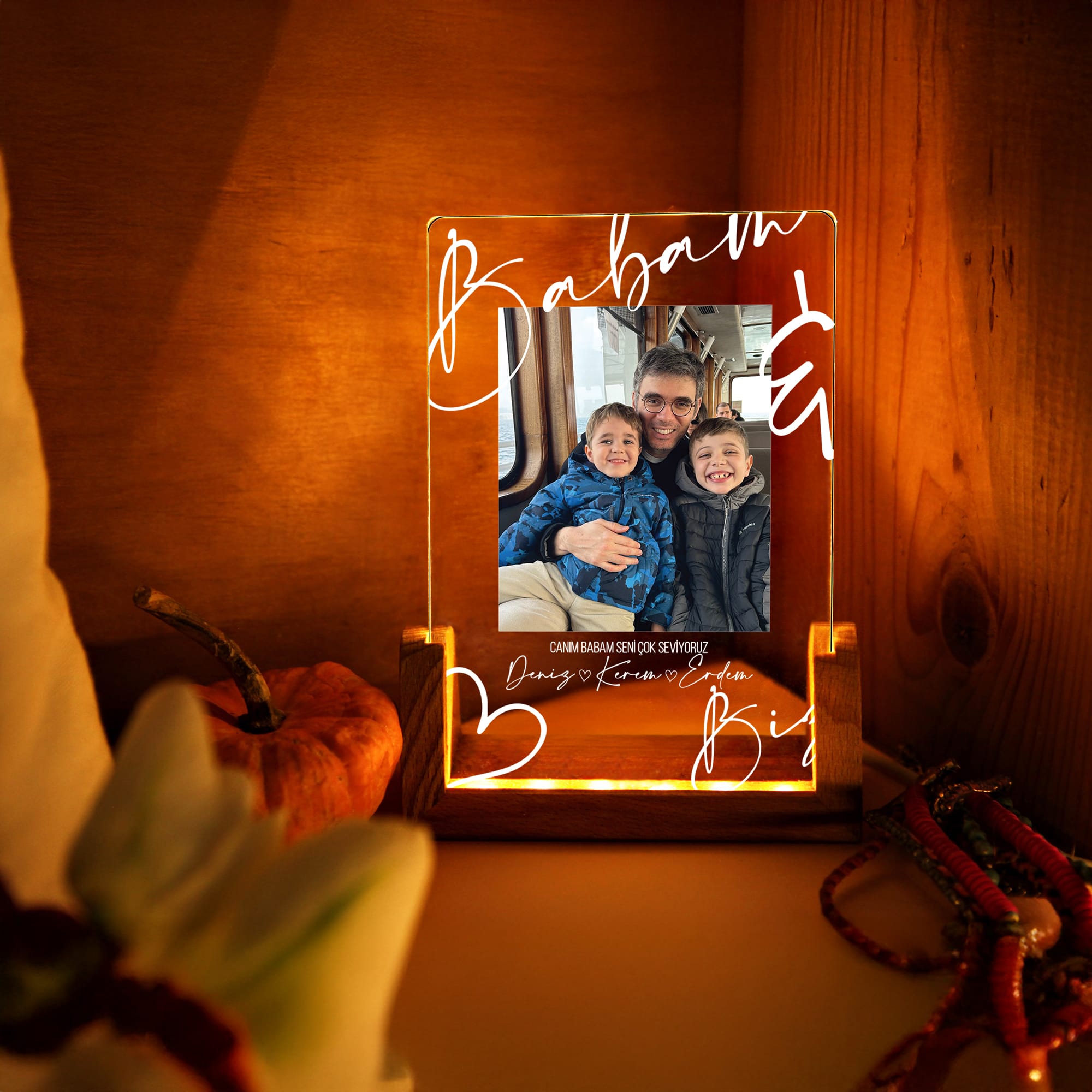 KİŞİYE ÖZEL DİKEY FOTOĞRAFLI "BABAM VE BİZ" LED GECE LAMBASI