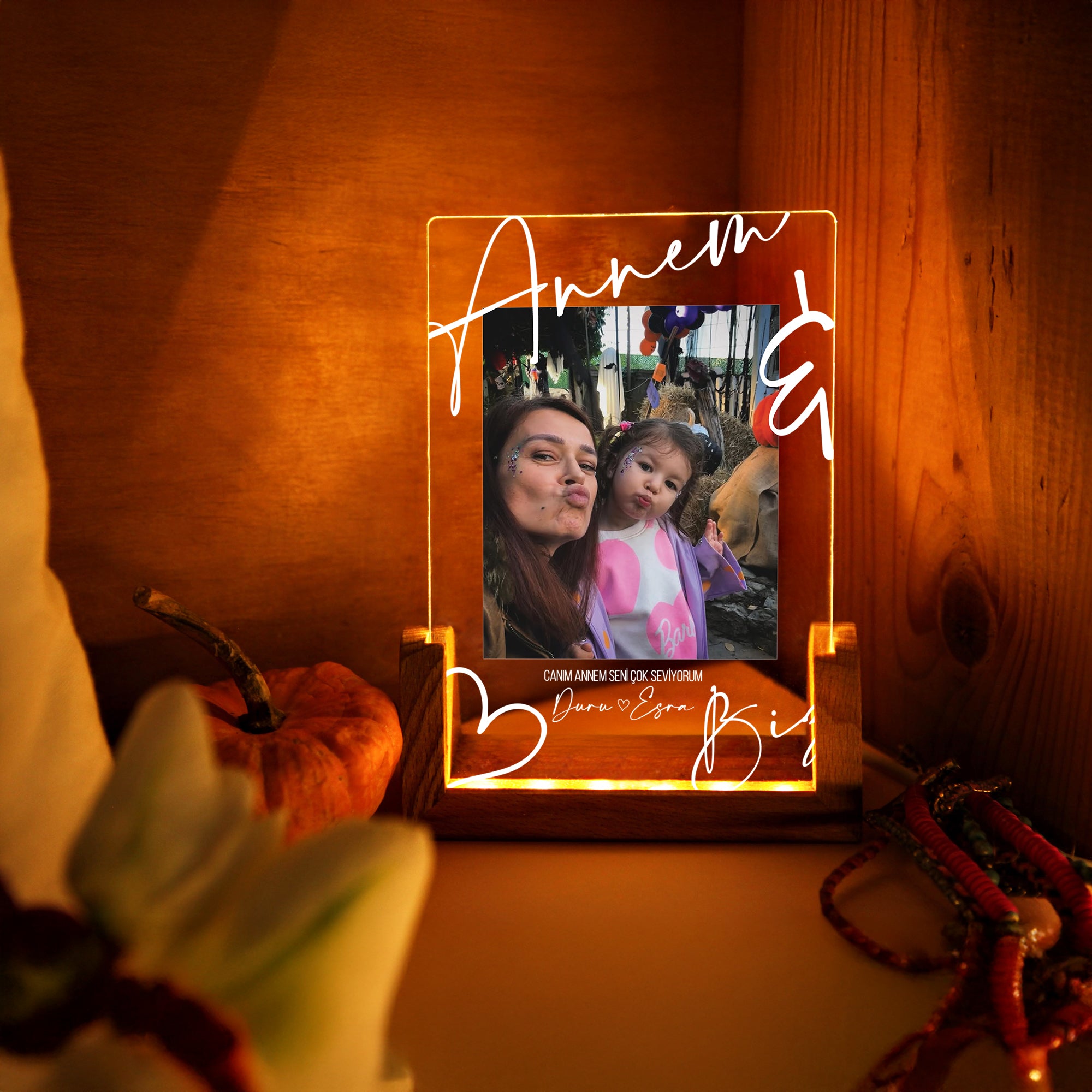 KİŞİYE ÖZEL DİKEY FOTOĞRAFLI "ANNEM VE BİZ" LED GECE LAMBASI