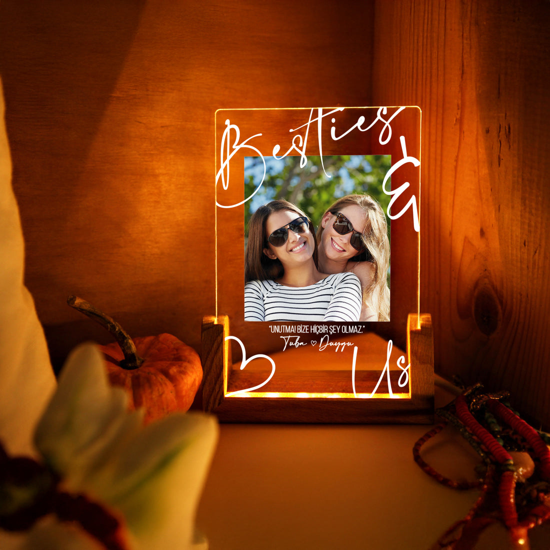 KİŞİYE ÖZEL DİKEY FOTOĞRAFLI “Besties” LED GECE LAMBASI