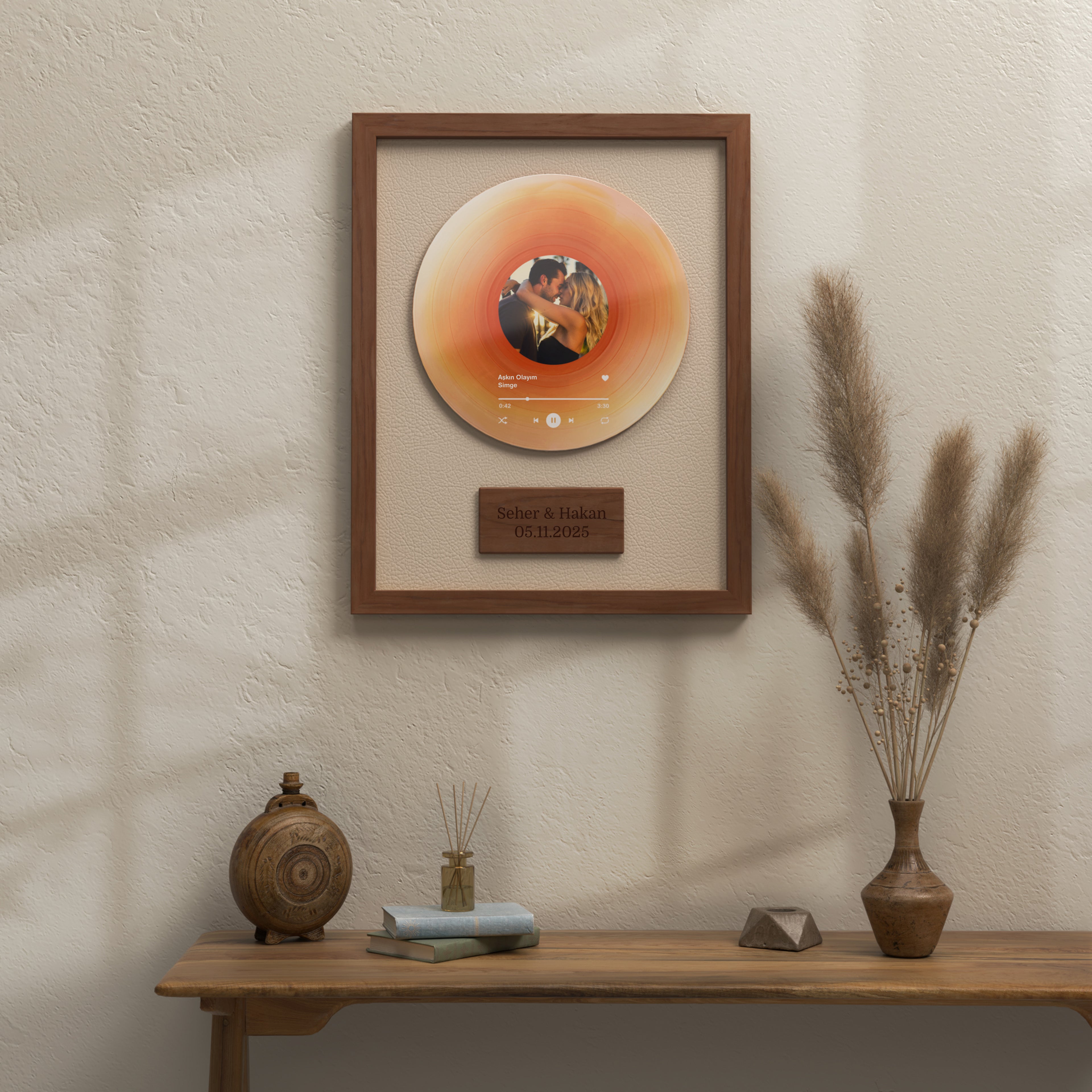KİŞİYE ÖZEL DOĞAL AHŞAP ÇERÇEVELİ DERİ VİNİL PLAK WALLART
