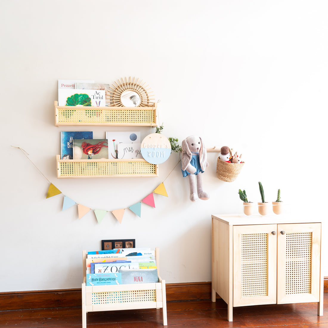 DOĞAL AHŞAP HAZERAN RATTAN DUVAR RAFI ŞIK ÇOCUK ODASI MONTESSORI KİTAPLIK