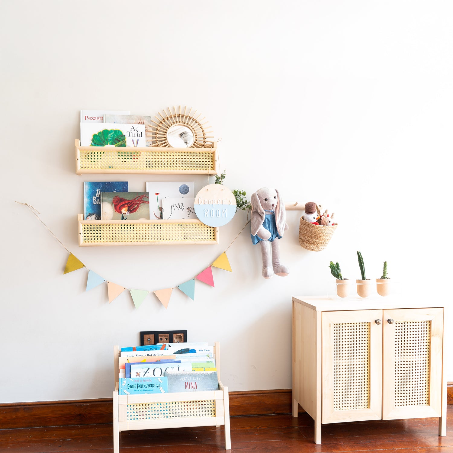 DOĞAL AHŞAP HAZERAN RATTAN DUVAR RAFI ŞIK ÇOCUK ODASI MONTESSORI KİTAPLIK