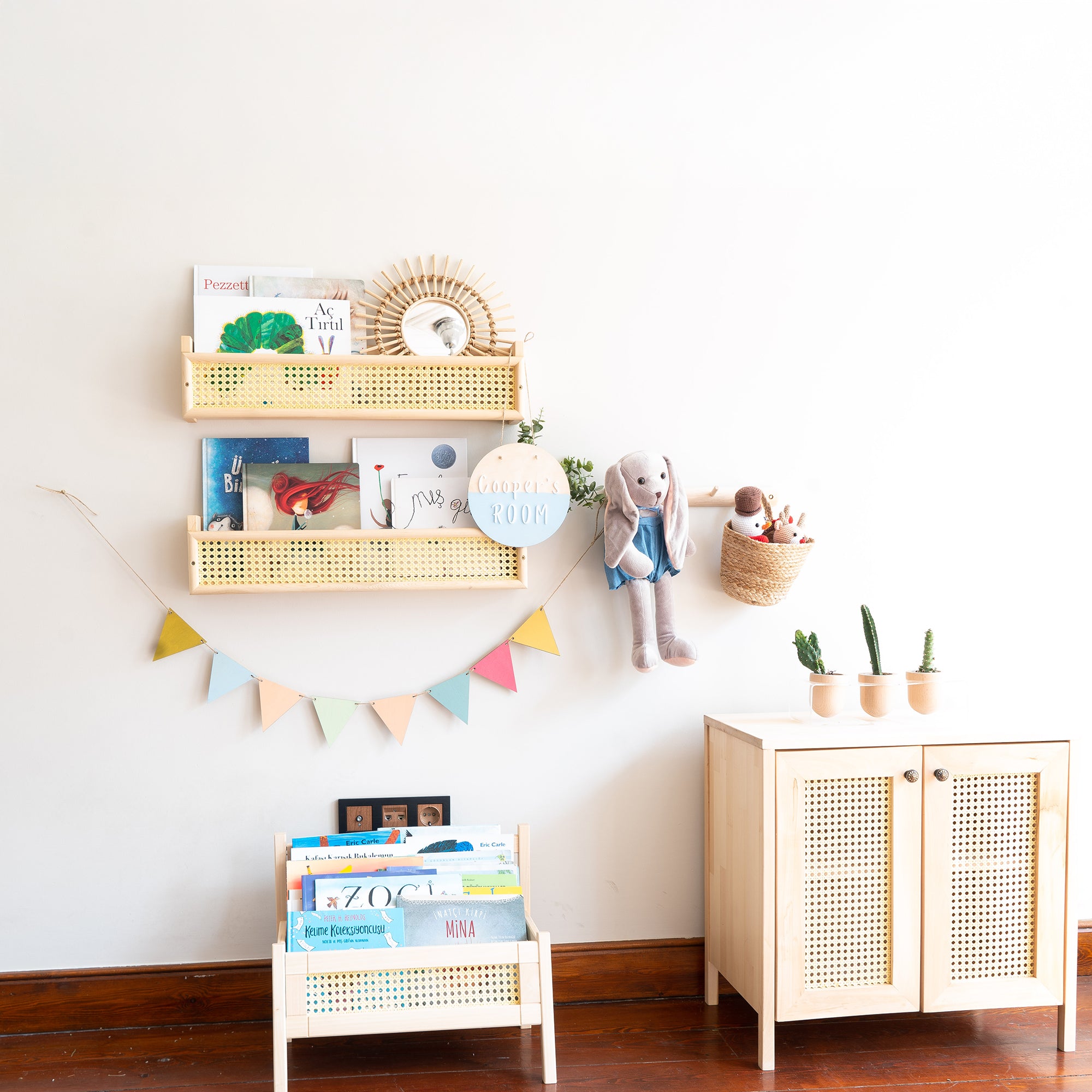 DOĞAL AHŞAP HAZERAN RATTAN DUVAR RAFI ŞIK ÇOCUK ODASI MONTESSORI KİTAPLIK