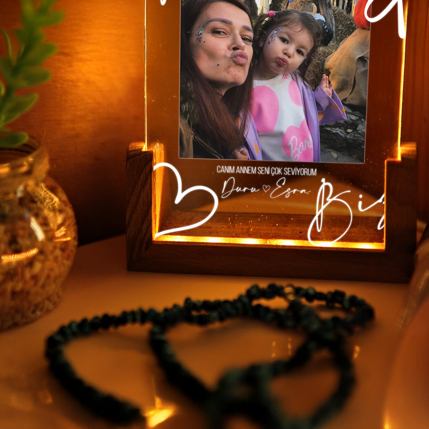 KİŞİYE ÖZEL DİKEY FOTOĞRAFLI &quot;ANNEM VE BİZ&quot; LED GECE LAMBASI