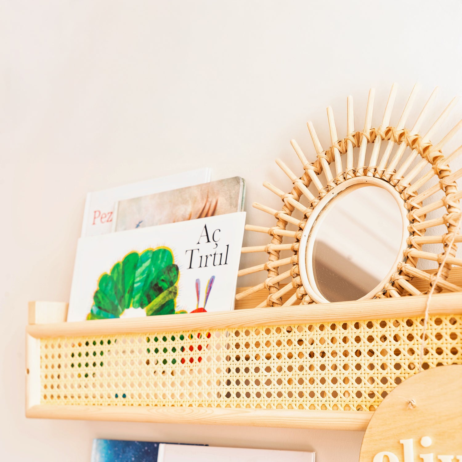 DOĞAL AHŞAP HAZERAN RATTAN DUVAR RAFI ŞIK ÇOCUK ODASI MONTESSORI KİTAPLIK