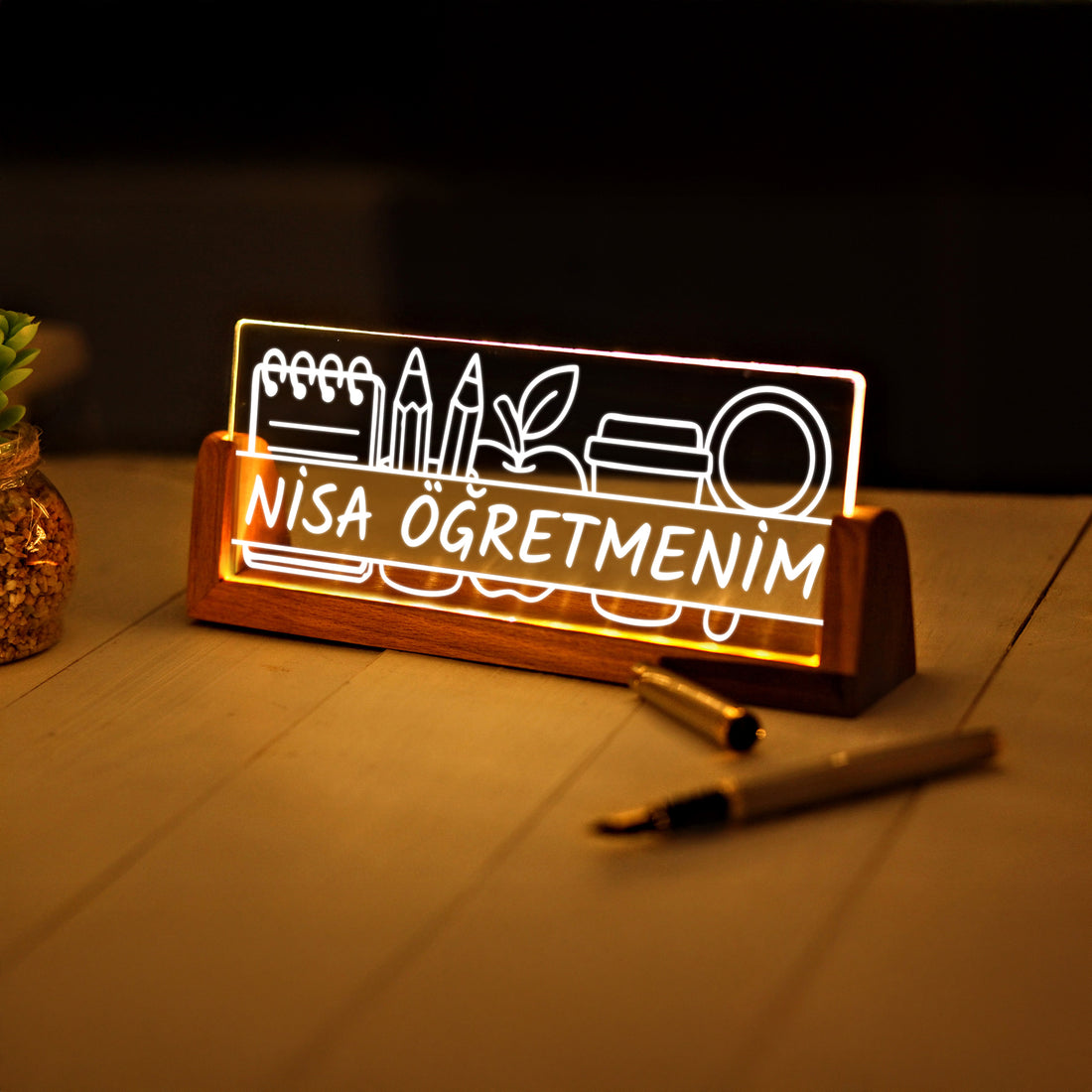 KİŞİYE ÖZEL ÖĞRETMEN TEMALI LED IŞIKLI MASA İSİMLİĞİ