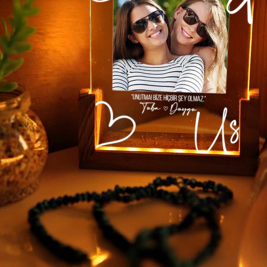 KİŞİYE ÖZEL DİKEY FOTOĞRAFLI “Besties” LED GECE LAMBASI
